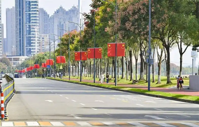 9月25日,宜昌市各条主干道的路灯杆上,布置了一面面鲜艳的五星红旗,在