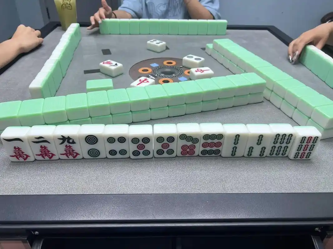 我的策略是先打五筒 然后打车回家.#麻将 #美女日常 #胡了 - 抖音