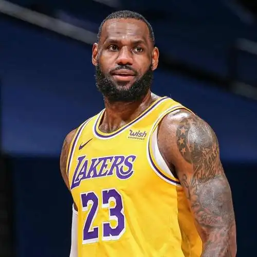 勒布朗詹姆斯宣布改回23号球衣致敬指环王比尔拉塞尔