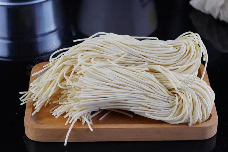 鲜面条臊子面摄影图