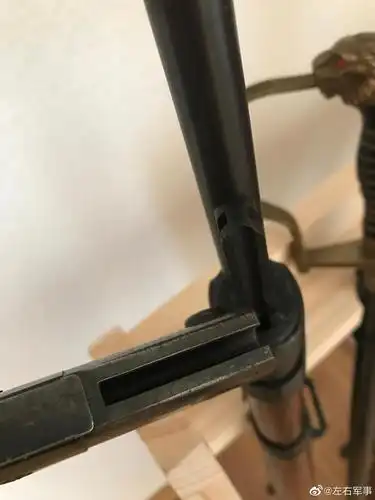 刺刀的固定方式.sg98iii与30刺都是在刀柄背部有卡榫