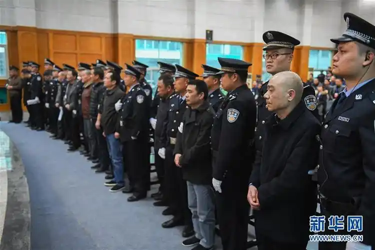 洞庭湖"湖霸"夏顺安黑社会性质组织案一审宣判 "黑老大"八罪并罚获刑