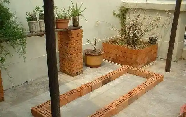 1/30 小伙只用200块钱就砌了个花坛 养鱼都没问题