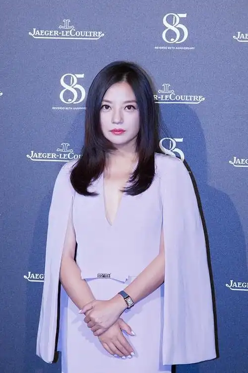 赵薇身穿垫肩衬衫好有气势但无修镜头下脸上的皮肤也松垮