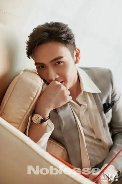 张彬彬化身"神秘男友" 桀骜不羁风度翩翩-新华网