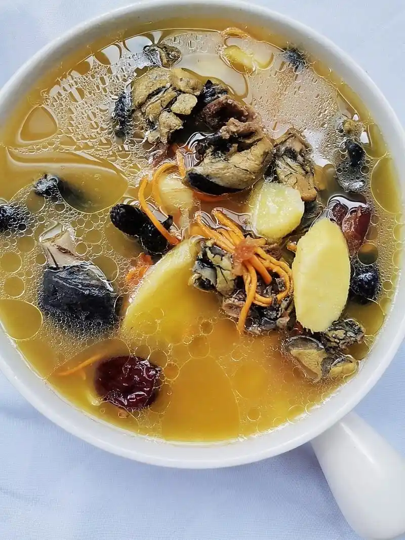 今天刚好周末,在家煲了虫草花淮山乌鸡汤,补补身体,超简单,一看就会