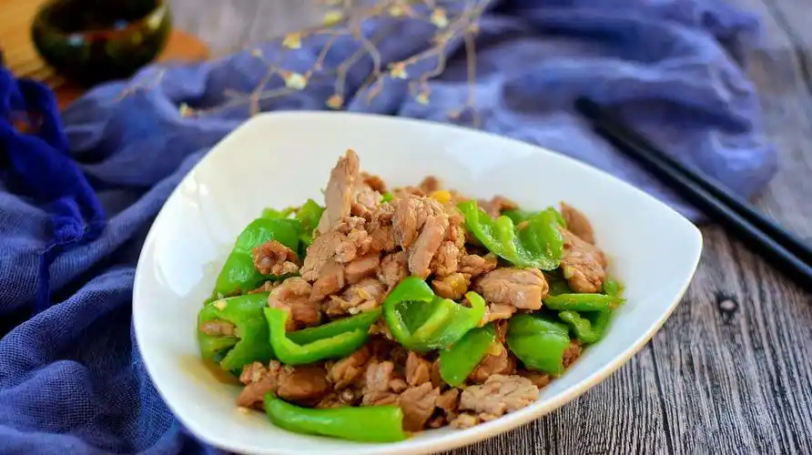 尖椒炒肉有诀窍!照这样做,炒出来的菜肉质嫩滑爽口,非常下饭!