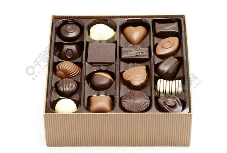 一盒美味的巧克力孤立的白色