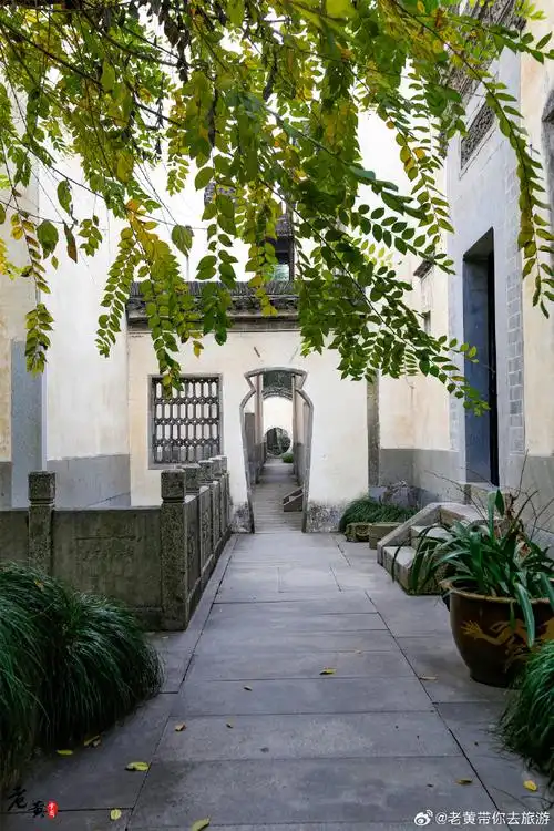 牌坊,戏台,亭阁,花园,水榭等于一体,气势宏伟,具有独特的徽派建筑风格