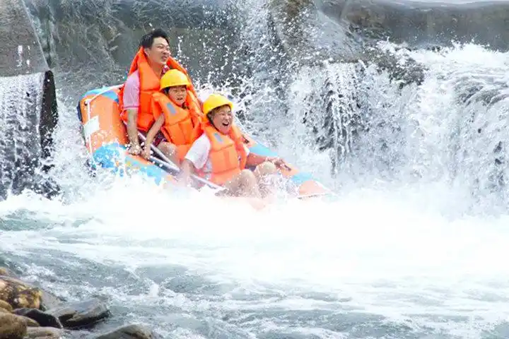 云雾中的齐云山风景区齐云山是国家重点风景名胜区 夹溪河漂流