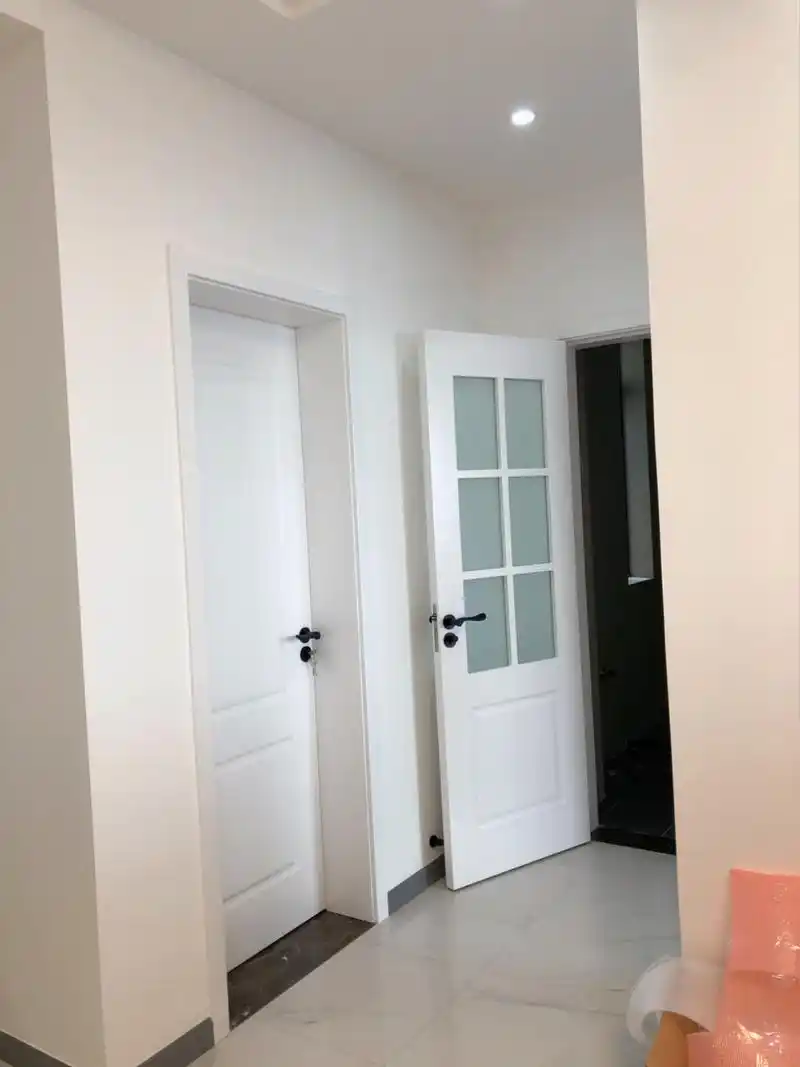 白门很好看,白墙也好看,但是它俩一起不太搭 有颜色的墙面搭配白色门