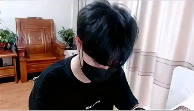 直播大方露脸,竟是虎牙"李荣浩"!