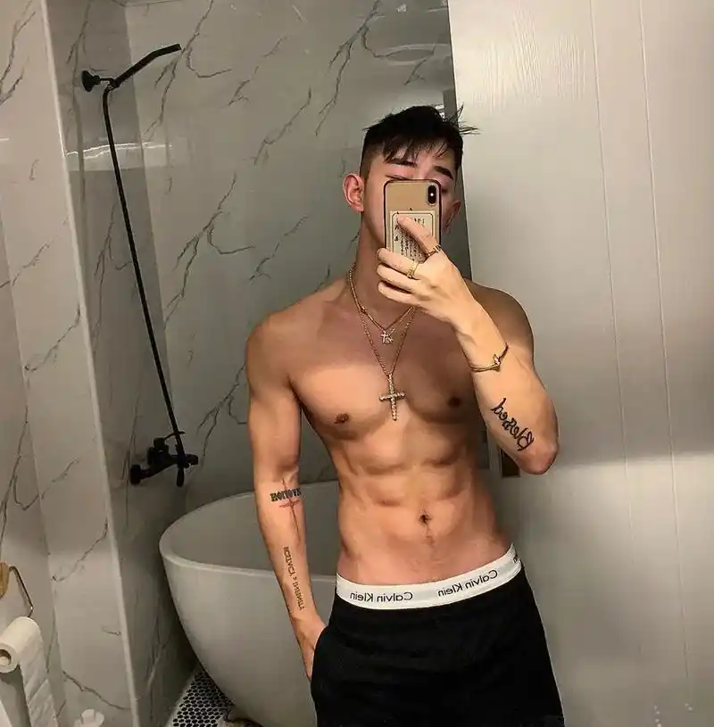 热门 姐妹们,准备好纸巾别流口水,腹肌小哥哥喊你宝贝,你答 - 抖音