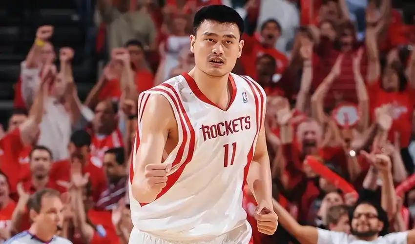 姚明评价詹姆斯实力(詹姆斯前队友盛赞姚明:他像成年人打小孩 如果