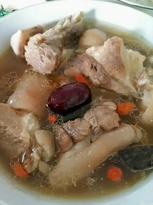 长不大的80后女生做的猪蹄汤