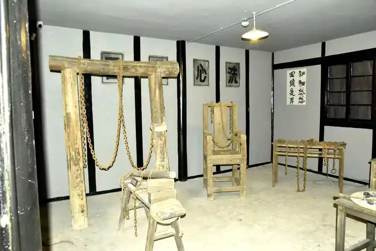 令人毛骨悚然的审讯台,铁锁链,竹签,老虎凳等刑具.