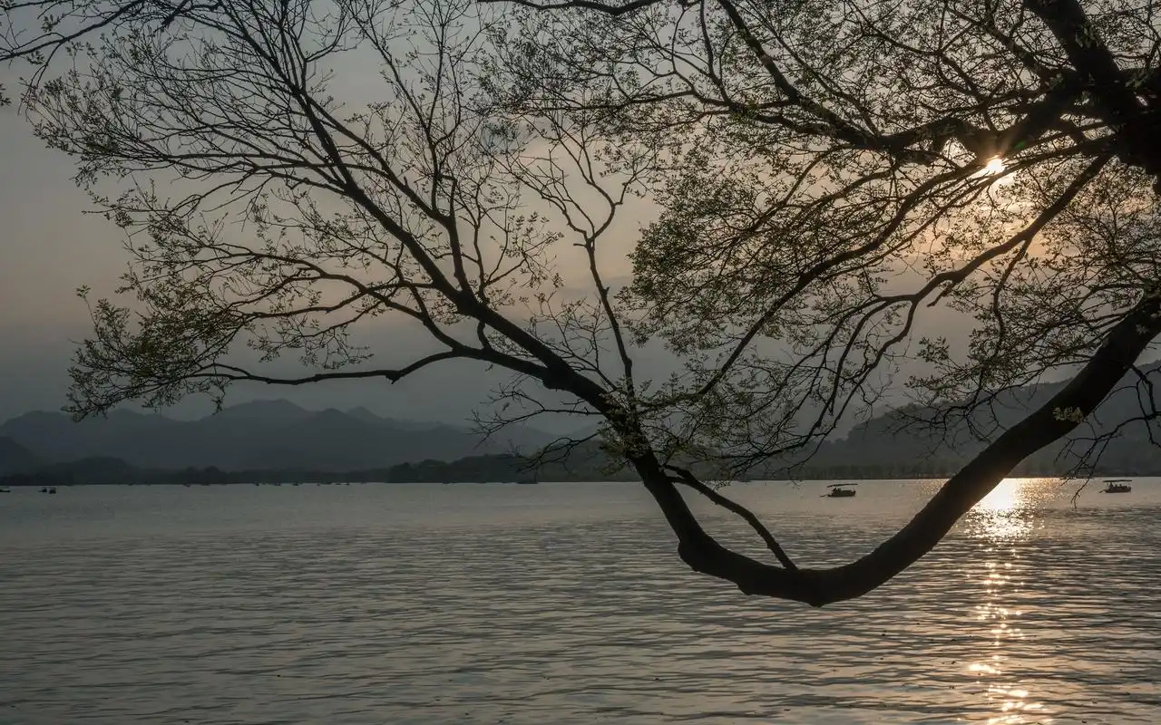 傍晚的杭州西湖