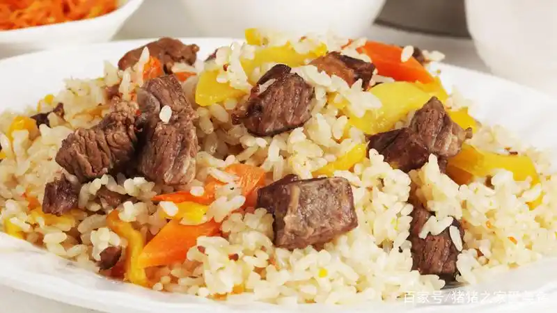 抓饭是最受欢迎的一种,做起来也非常方便,配料丰富,米香肉嫩,用羊肉