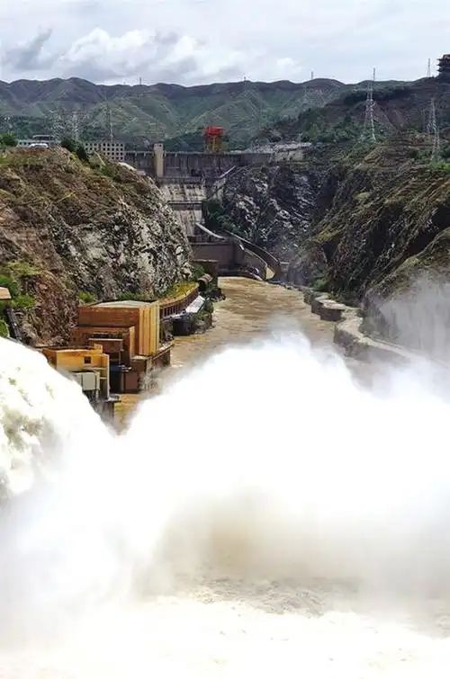 刘家峡电厂泄洪口(资料图片)