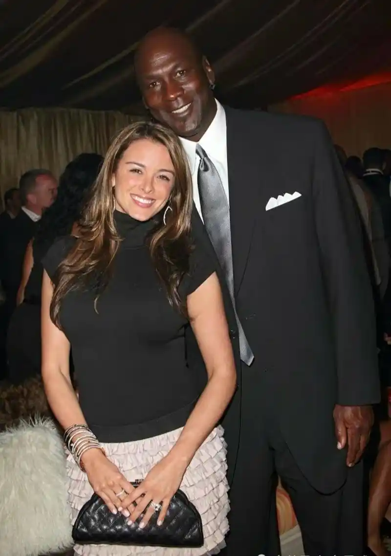 乔丹妻子伊薇特·普列托要比瓦妮莎苗条多了.