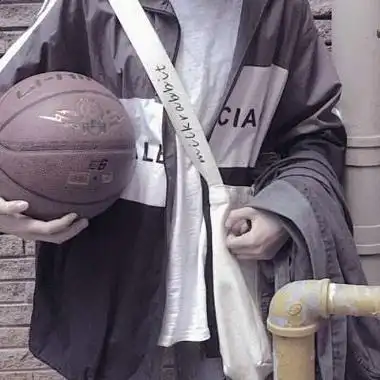 抱着篮球的男生霸气头像