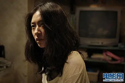 图库 电影剧照 > 孤胆特工            住在小女孩小米(金赛纶 饰)