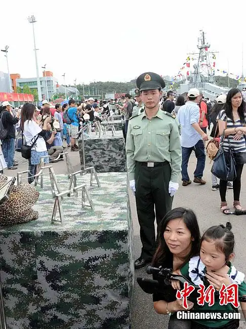 驻港部队昂船洲率先开放与香港市民共庆五一