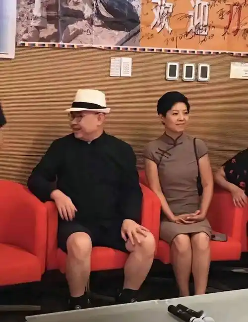 歌手刀郎被女粉丝强搂,合照太亲密,翻红后四处聚会玩乐满面红光_朱梅