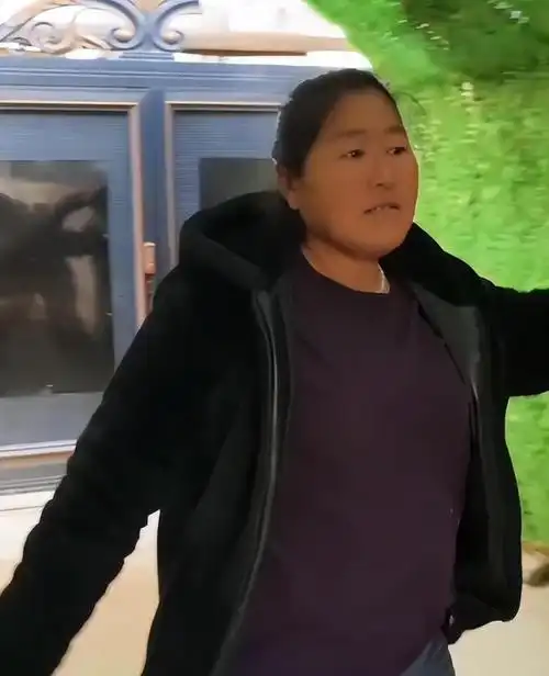 大衣嫂撇陈萌下车回家,儿媳小跑跟随,疑不满其2年未孕|婚姻|大衣哥|万