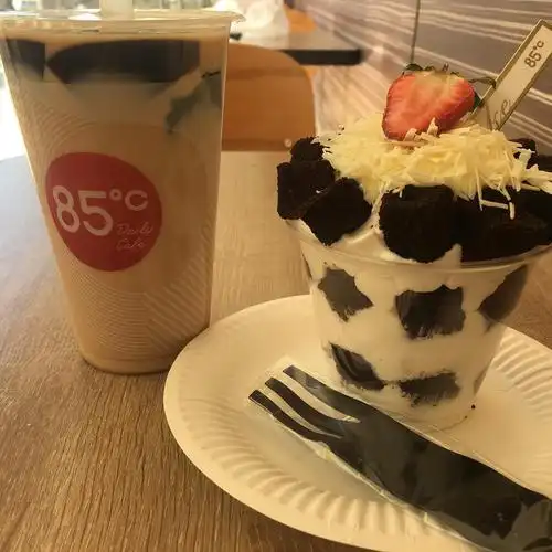 这个蛋糕太腻了.奶油太多.  奶茶还好