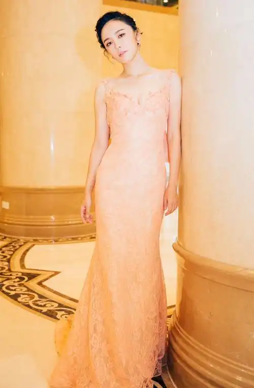 吕佳容惊艳亮相盛典活动 一袭长裙灵动若仙