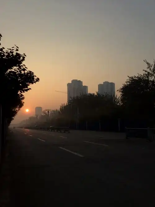 初秋的早晨太阳才刚刚开始升起