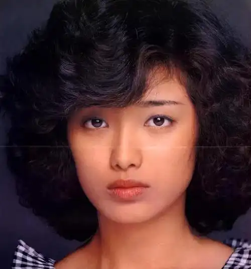 被山口百惠老年状态惊艳到了65岁发腮发福穿搭极简却气质高级