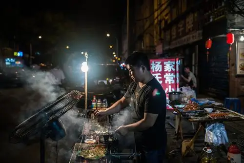 路边的烧烤摊,就着一盘炒菜和一些串串,看着老板的烟火撸起来