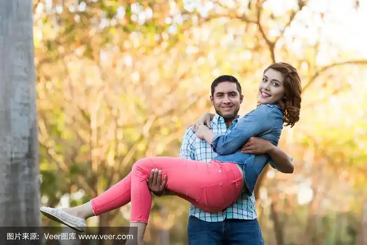 英俊的年轻人抱着女朋友