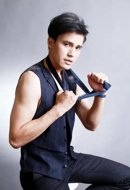 游大庆硬气十足发布时尚大片