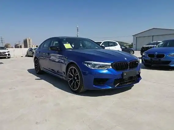 宝马m5雷霆版,车身涂装着优雅的滨海湾蓝