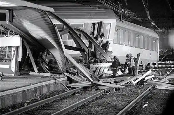 回顾我国列车脱轨的重大事故是天灾是人祸还是另有隐情