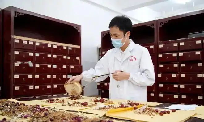 老楼房改造的门面里面有一个中医门诊室看病的大爷是老中医