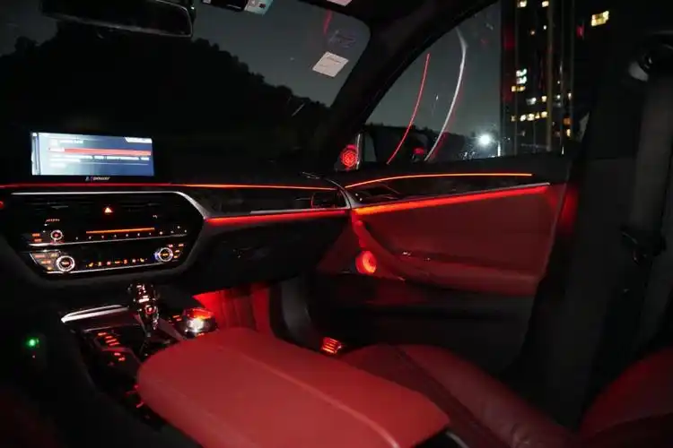 一套发光盖板,走进宝马5系内饰的豪华氛围