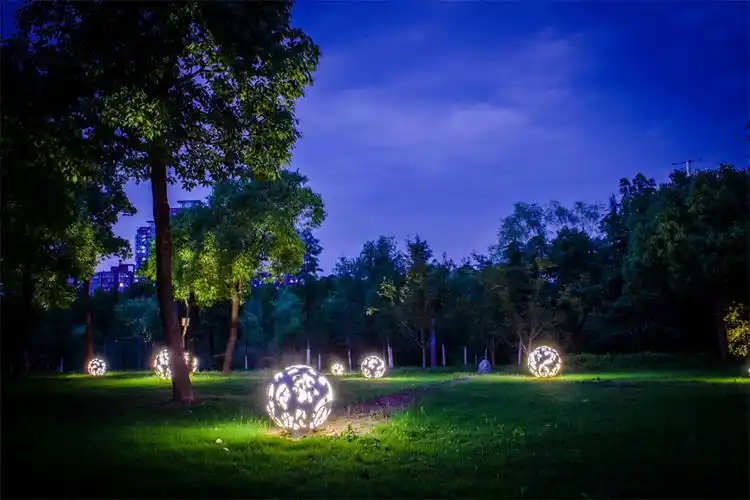 "灯光映碧水" 四里河滨水生态公园夜景璀璨绽放