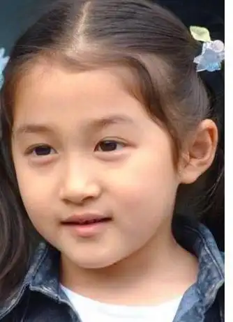 关母所发的照片里,其中有几张是关晓彤幼年时所拍,小关晓彤一头短发