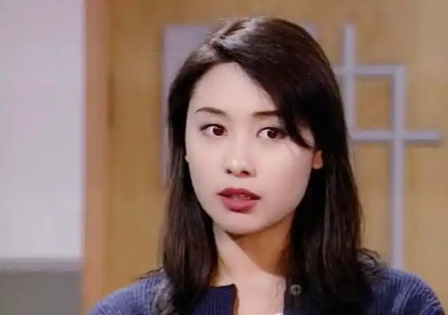 tvb花旦郭可盈晒女儿近照,五官清秀颜值普通,脸比妈妈大一圈