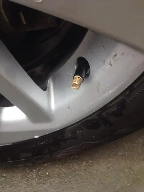 汽车轮胎被拔了气门芯还能用吗