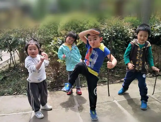 小朋友最高兴的日子是今天,祝小朋友健康成长!聪明伶俐!