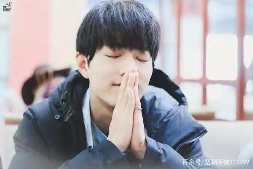 肖战双手合十,感恩之心无言以表