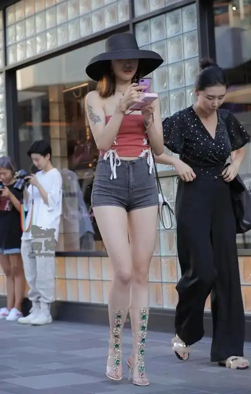 街拍穿迷你超短裤的第九位美女丰腴性感