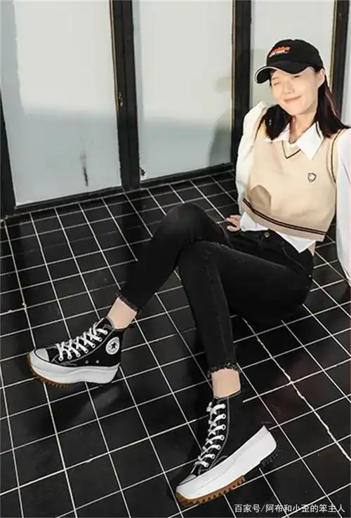 个人对于匡威帆布鞋也是很喜欢,个人在匡威鞋的搭配上,经常选的是阔腿