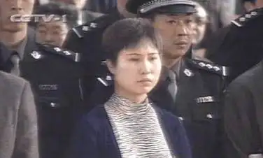 1995年,张君流窜到重庆以后,与严敏同居,还伙同严敏制造了一起抢劫