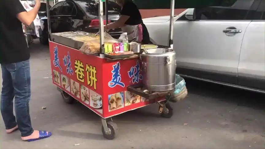 打工仔早餐一个卷饼要7元,摆摊生意这么好,开店不如摆摊?